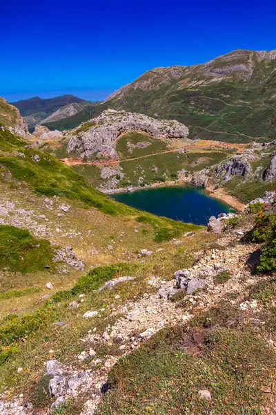 La Cueva Gölü, Lagos de Saliencia 'nın Dairesel Yolu, Somiedo Doğal Parkı, Principado de Asturias, İspanya, Avrupa