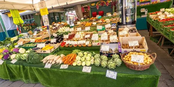 Viktualienmarkt Daily Food Market, Munich, Bavaria, Germany, Europe
