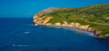 Laredo Cliffs Rocky Costline, El Rastrillar İstihkamlı Kompleksi 'nden Seascape, Laredo, Cantabrian Denizi, Trasmiera Comarca, Cantabria, İspanya, Avrupa