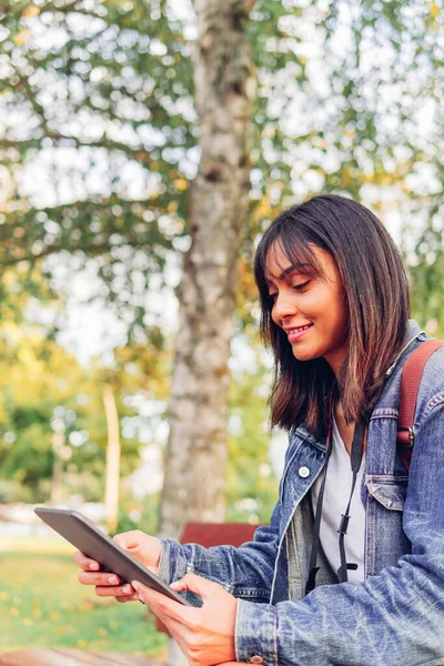 Chica Estudiante Latina Usando Tableta Digital Aire Libre Concepto Tecnología —  Fotos de Stock