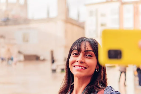 Uśmiechnięta Kobieta Robi Sobie Selfie Podczas Podróży Burgos Hiszpanii Koncepcja — Zdjęcie stockowe