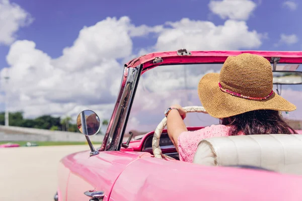 Anonimowa Kobieta Podróżująca Słomkowym Kapeluszu Jazdy Różowy Retro Kabriolet Pochmurny Zdjęcia Stockowe bez tantiem