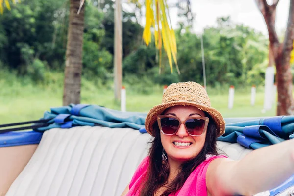 Alegre Turista Femenina Sombrero Paja Gafas Sol Tomando Selfie Mientras —  Fotos de Stock