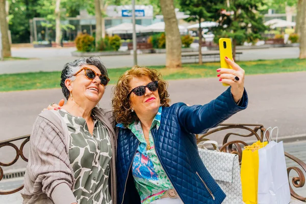 Dos Amigos Maduros Hablando Una Selfie Con Teléfono Móvil Sentado —  Fotos de Stock