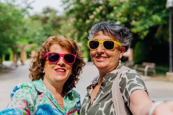 Widok Przodu Dwóch Nowoczesnych Dojrzałych Kobiet Okularach Przeciwsłonecznych Robi Selfie — Zdjęcie stockowe