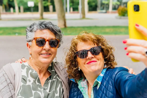 Retrato Amigas Maduras Positivas Ropa Casual Cabello Rizado Con Gafas — Foto de Stock