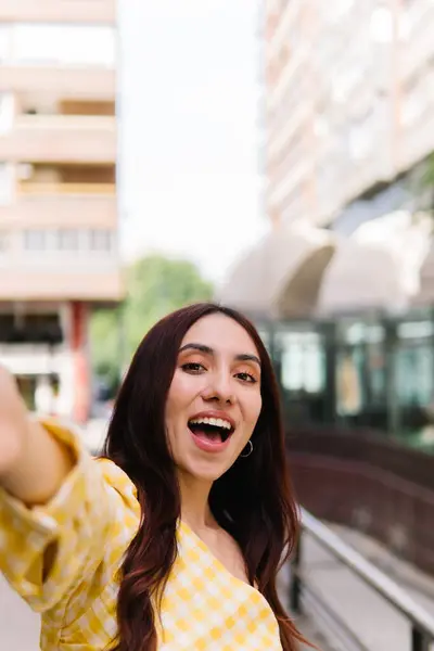 Foto Vertical Una Mujer Feliz Tomando Una Selfie Ciudad — Foto de Stock