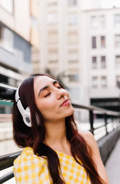 Foto Vertical Una Mujer Cerrando Los Ojos Mientras Escucha Música —  Fotos de Stock