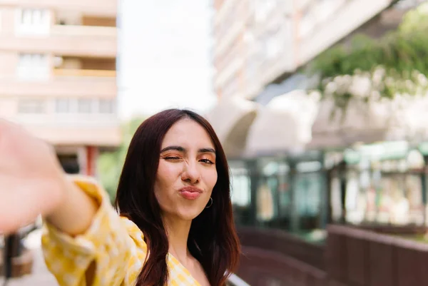 Mujer Feliz Tomando Una Selfie Soplando Beso Calle —  Fotos de Stock