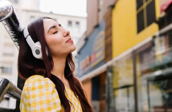 Mujer Cerrando Los Ojos Mientras Escucha Música Calle —  Fotos de Stock
