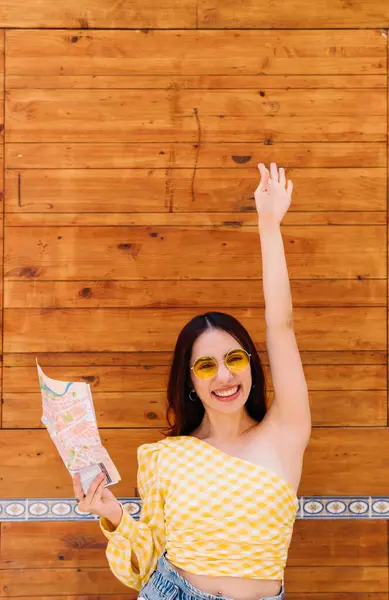 Retrato Vertical Una Bella Mujer Feliz Celebrando Mientras Usa Mapa — Foto de Stock