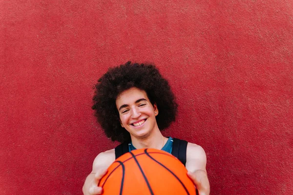 Portrét Basketbalisty Držícího Míč Usmívajícího Kameru — Stock fotografie