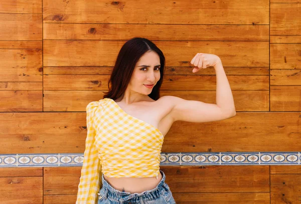 Retrato Una Mujer Orgullosa Belleza Mostrando Bíceps Fuerza Mientras Mira — Foto de Stock