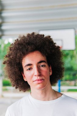 Basketbol sahasındaki ciddi bir çocuğun dikey yakın plan portresi