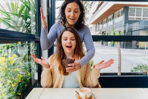 Anne, heyecanlı kızına sürpriz yapmak için kafede yanan mumla doğum günü pastası yapmış.