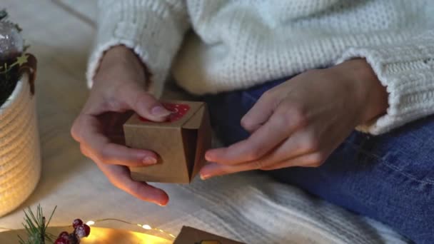 코카서스 소녀의 레프트 성탄절 상자를 선물을 준비를 침대에 측면에서 슬로우 — 비디오