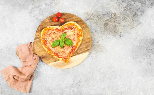 Corazón Pizza Caliente Una Tabla Cortar Madera Redonda Con Tomates —  Fotos de Stock