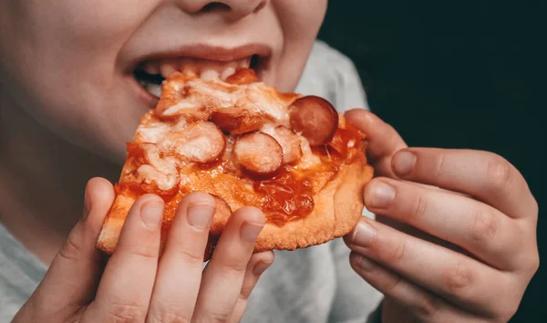 Glad Kaukasiska Flicka Håller Bit Pizza Handen Och Biter Med — Stockfoto