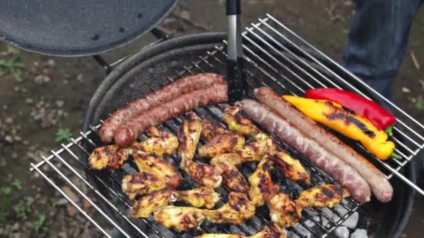 Hand Young Caucasian Man Breaks Tongs Piece Delicious Appetizing Sausages — Stock Video