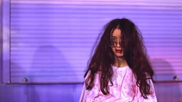 Krásná Kavkazská Dospívající Dívka Tekoucími Dlouhými Vlasy Krvavými Šaty Dělá — Stock video