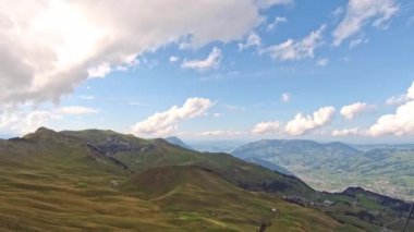 Yukarıdan güzel manzara manzarası mavi gökyüzü ve beyaz bulutlar İsviçre 'de, yan görüntü yavaş çekim ve uzaklaşma.