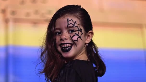 Hermosa Chica Caucásica Con Maquillaje Halloween Cara Sonriente Gira Agita — Vídeos de Stock