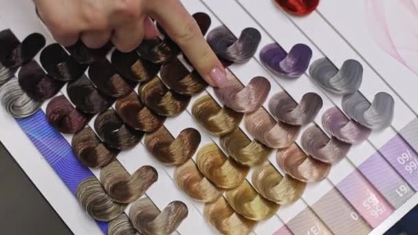 Kafkasyalı Genç Bir Kızın Eli Parmaklarıyla Dokunuyor Yapay Saç Telleri — Stok video