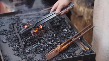 Gri bir Noel süveteri içinde güzel bir safkan kahverengi minyatür yatağında uzanıyor, kameraya bakıyor, mutlu bir şekilde kuyruğunu sallıyor, dilini yalıyor ve geniş bir yelpazede esniyor, yavaş çekimde tarlanın derinliği ve pürüzsüz bir zoom ile yan görüntüsü var..