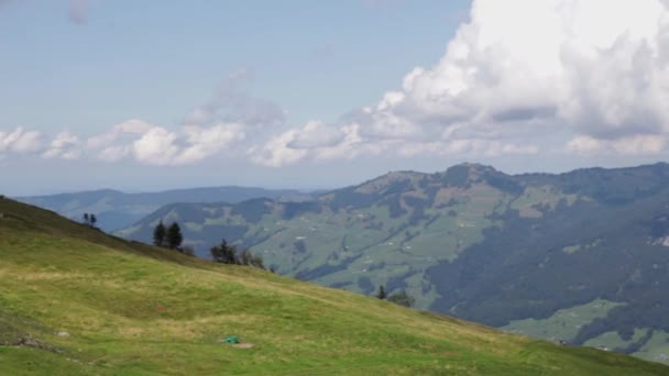 Piękne Hipnotyzujące Krajobrazy Górskie Białymi Chmurami Niebie Fronalpstock Szwajcarii Zbliżenie — Wideo stockowe