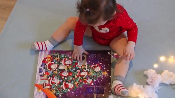 Egy Gyönyörű Kis Kaukázusi Kislány Lófarokkal Fején Karácsonyi Kosztümben Ágyon — Stock videók