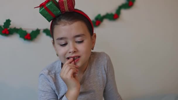 Belle Fille Brune Caucasienne Avec Des Cadeaux Noël Bandés Mordre — Video
