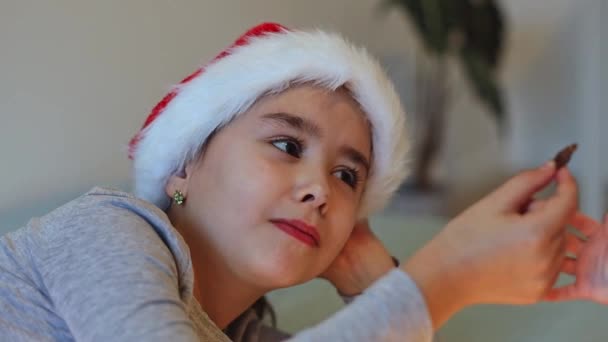 Hermosa Chica Morena Caucásica Sombrero Santa Claus Compartir Dulces Chocolate — Vídeo de stock