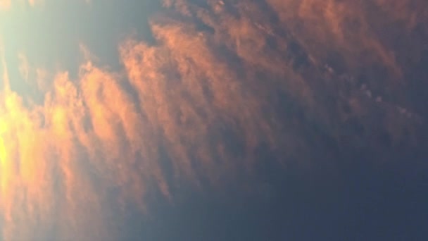 Hermosa Vista Panorámica Nubes Rosadas Esponjosas Forma Ángeles Cielo Azul — Vídeos de Stock