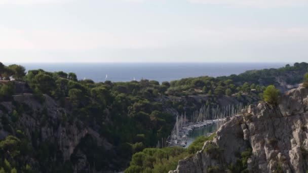 Красивый Панорамный Вид Скалистые Горы Средиземным Морем Порт Лодками Лодками — стоковое видео