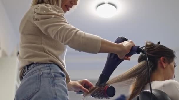 Piękny Młody Biały Kobieta Blondynka Fryzjer Stylizacja Suszarka Włosów Grzebień — Wideo stockowe
