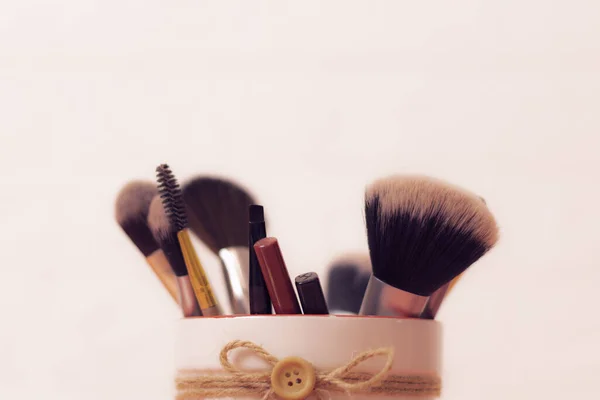 Set Makeup Brushes Makeup Pencils White Pot Tied Jute Thread — Stock Photo, Image