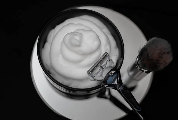 Rasierschaum Einer Schüssel Rasierpinsel Und Rasiermesser Auf Einem Runden Spiegel — Stockfoto