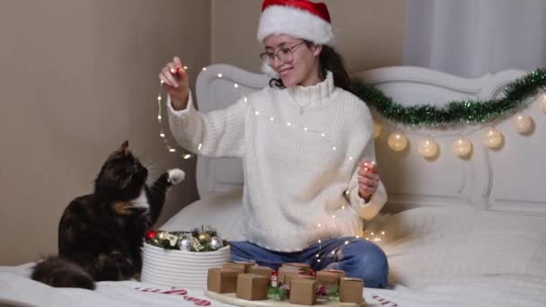Piękna Kaukaska Nastolatka Kapeluszu Świętego Mikołaja Bawi Się Kotem Trzymającym — Wideo stockowe