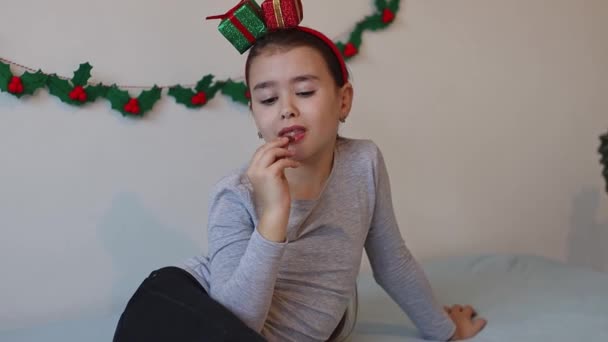 Kafkasyalı Güzel Esmer Kız Saçında Bantlı Noel Hediyeleri Gülümsemesi Var — Stok video