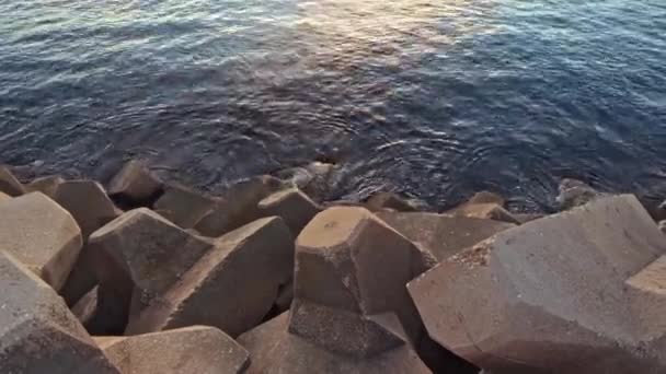 프랑스 섬에서는 지중해 연안에 바위들에 잔잔하게 부딪히는 파도의 아름다운 위에서 — 비디오