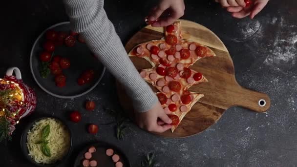 Ręce Białej Dziewczyny Siostry Umieścić Plasterki Pomidora Wiśniowego Torcie Kształcie — Wideo stockowe
