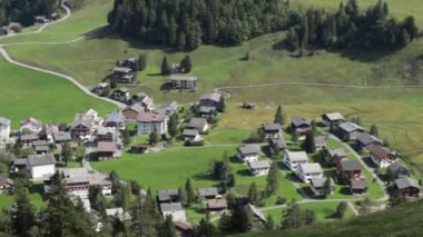 İsviçre 'nin Fronalpstock kentindeki bir yerleşim bölgesinin büyüleyici hava manzarası. Yan taraftan yavaş çekimde ve sola doğru iz sürüyor..