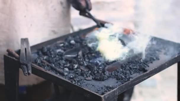 Mãos Ferreiro Caucasiano Idade Média Derramar Carvão Fresco Com Uma — Vídeo de Stock
