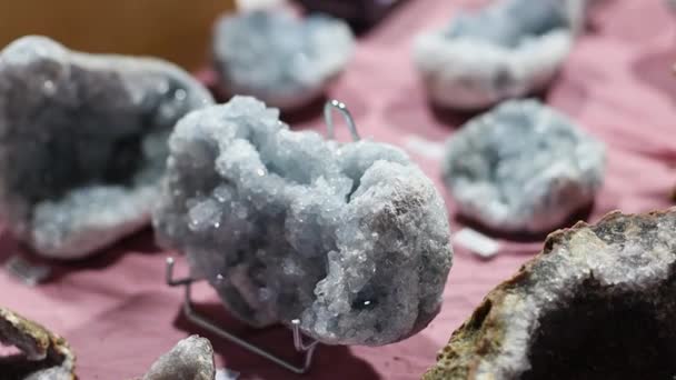 Naturstein Traubenchalcedon Auf Einem Metallständer Steht Auf Einem Tisch Auf — Stockvideo