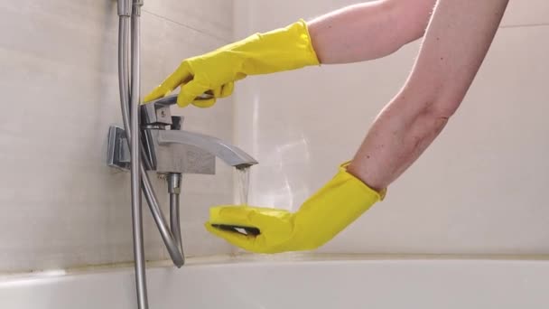 Ręce Młodej Białej Kobiety Żółtych Rękawiczkach Spłukującej Gąbkę Detergentem Pod — Wideo stockowe