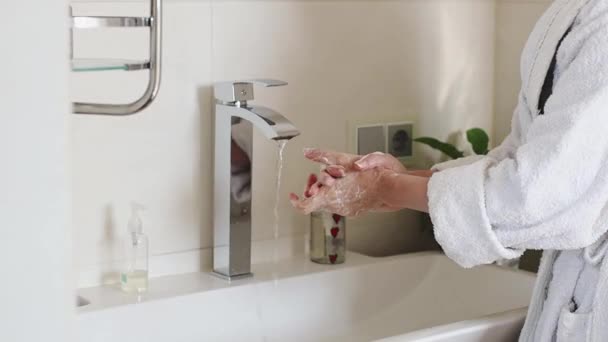 Biała Młoda Kobieta Białym Szlafroku Myje Ręce Mydłem Spłukuje Pod — Wideo stockowe