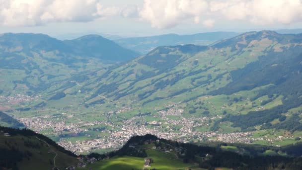 Krásný Fascinující Pohled Horskou Krajinu Osadou Bílé Mraky Obloze Fronalpstock — Stock video