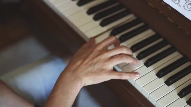 Mão Jovem Caucasiano Dedilhando Teclas Enquanto Toca Piano Vista Lateral — Vídeo de Stock