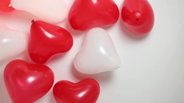Lots Red White Heart Balloons Ceiling Room Close View Tracking — Vídeos de Stock