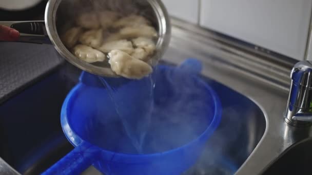 Hands Young Caucasian Man Pouring Hot Water Dumplings Blue Colander — Stockvideo